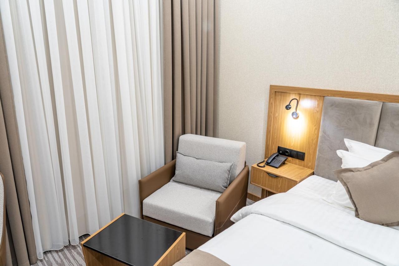 Mirzo Hotel Tasjkent Exteriör bild